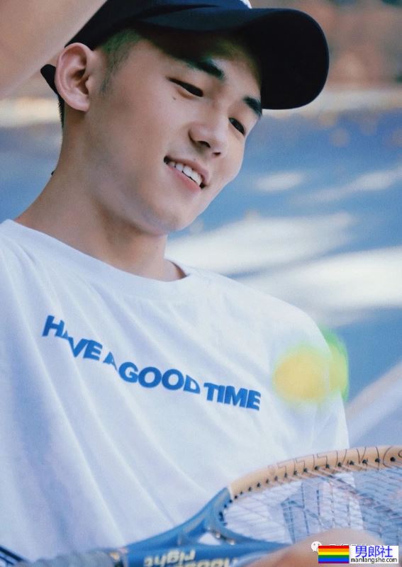 穿灰裤子的网球帅哥，也太让人喜欢了吧！ - 51虹马