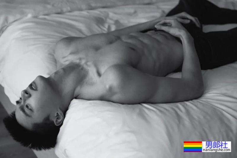 最近超火的抖音男神王京杨，床上腹肌照绝了 - 51虹马