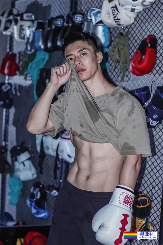 重庆最帅协警黄诗禹的小腹肌，你看过吗？ - 51虹马