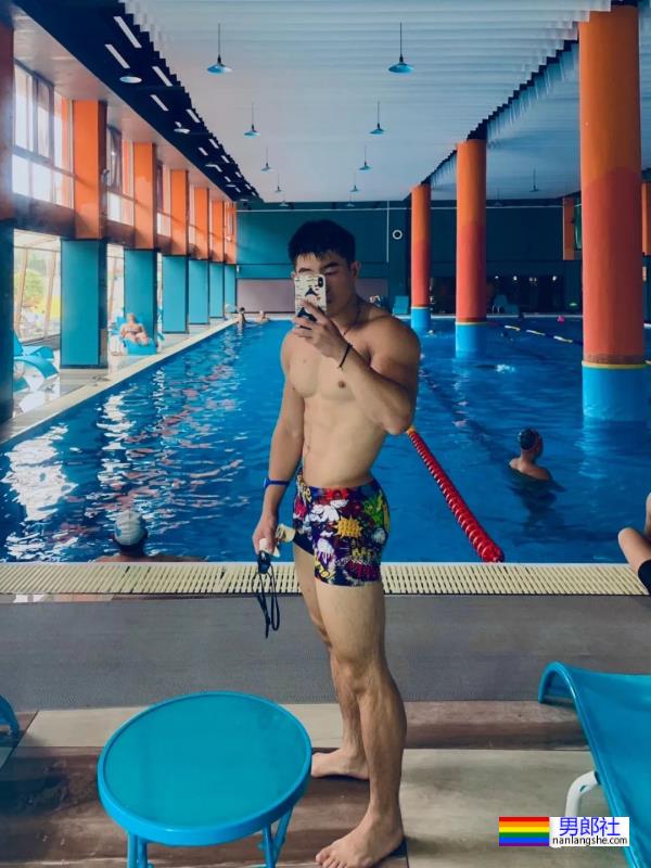 泳池穿紧身泳裤的肌肉壮男，这实力藏不住了 - 51虹马