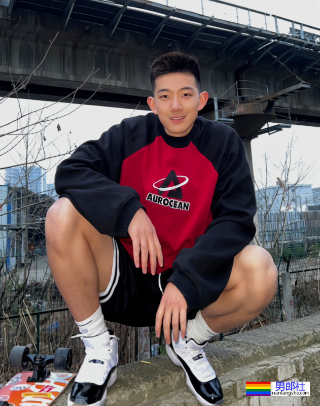 更衣室抓拍黑皮的体育生长得太帅，穿的太少了 - 51虹马