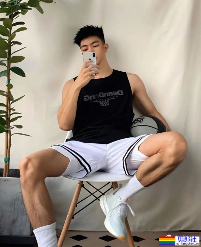 成都短发小哥对镜自拍，这枚体育生长得太耐看了 - 51虹马