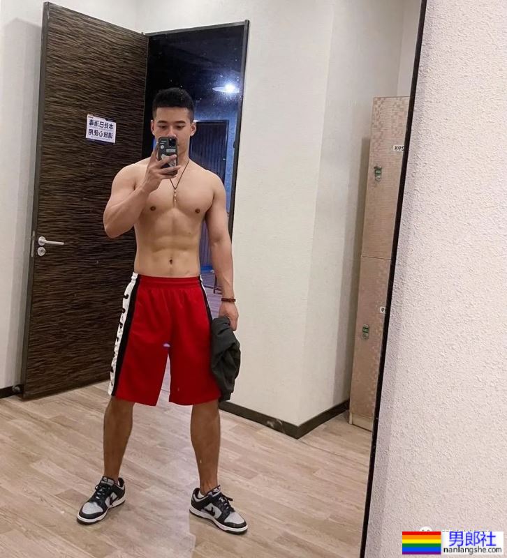 贵州的肌肉警察小哥哥，鼻子也太大了 - 51虹马