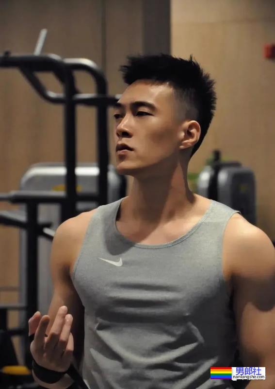 更衣室抓拍黑皮的体育生长得太帅，穿的太少了 - 51虹马