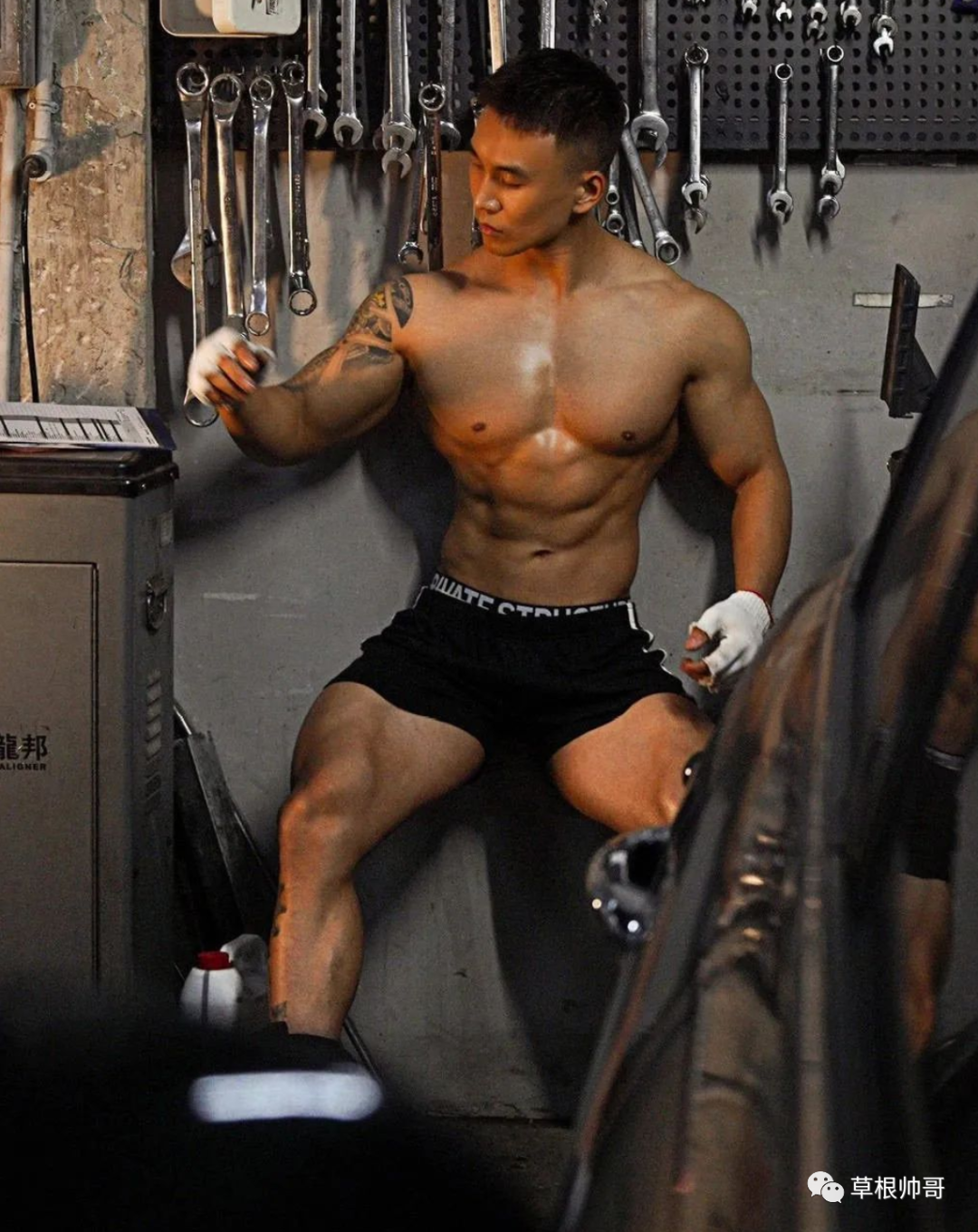 穿超短裤的寸头黑皮运动男，大长腿风采太可了 - 51虹马