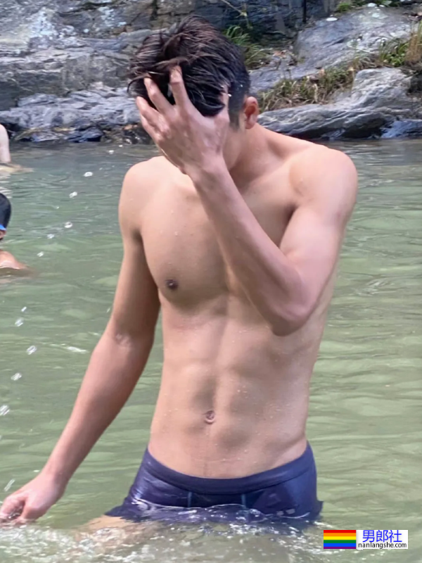 抓拍夏日户外野泳的钻石肌肉男生,真是大饱眼福! - 51虹马 抓拍夏日户外野泳的钻石肌肉男生,真是大饱眼福! - 51虹马