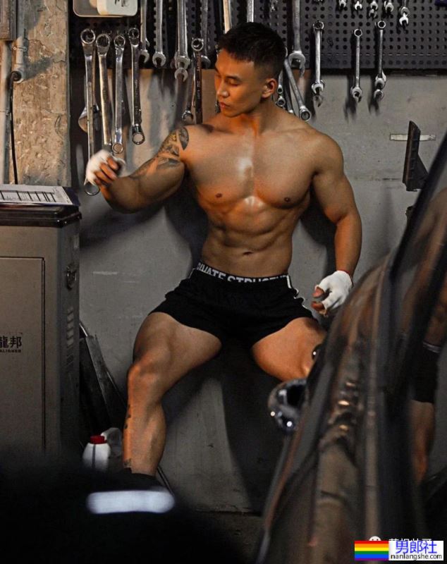 穿超短裤的寸头黑皮运动男，大长腿风采太可了 - 51虹马