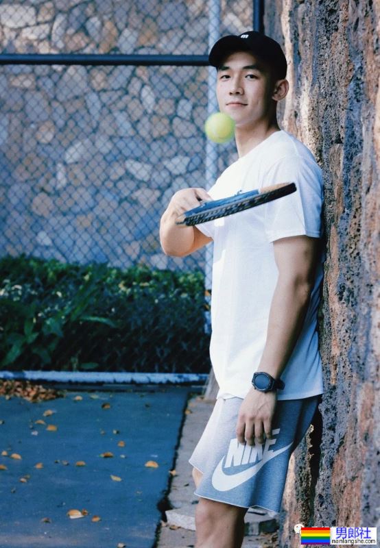 穿灰裤子的网球帅哥，也太让人喜欢了吧！ - 51虹马
