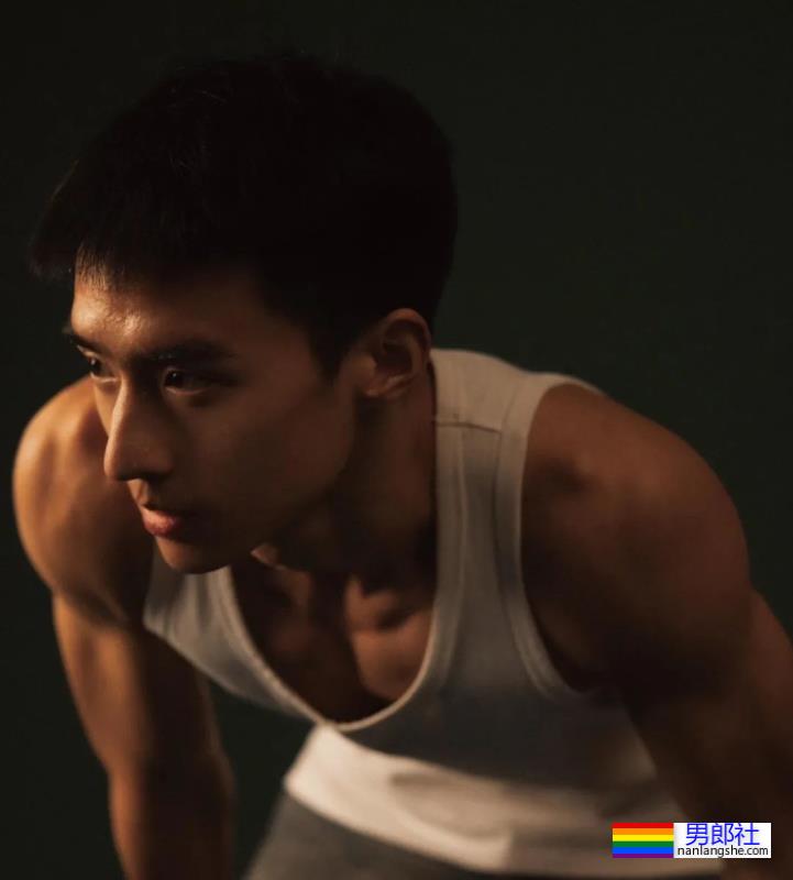 最近超火的抖音男神王京杨，床上腹肌照绝了 - 51虹马