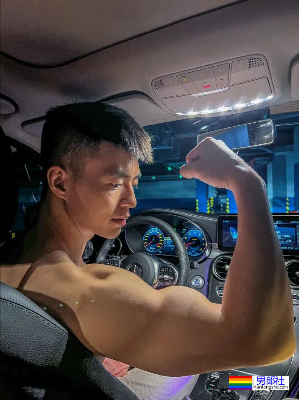 重庆最帅协警黄诗禹的小腹肌，你看过吗？ - 51虹马