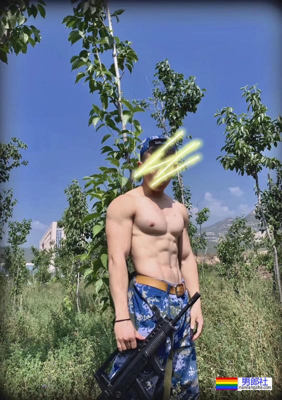 泳池穿紧身泳裤的肌肉壮男，这实力藏不住了 - 51虹马