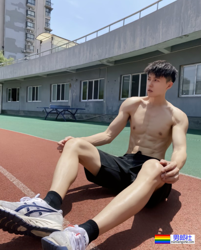 更衣室抓拍黑皮的体育生长得太帅，穿的太少了 - 51虹马