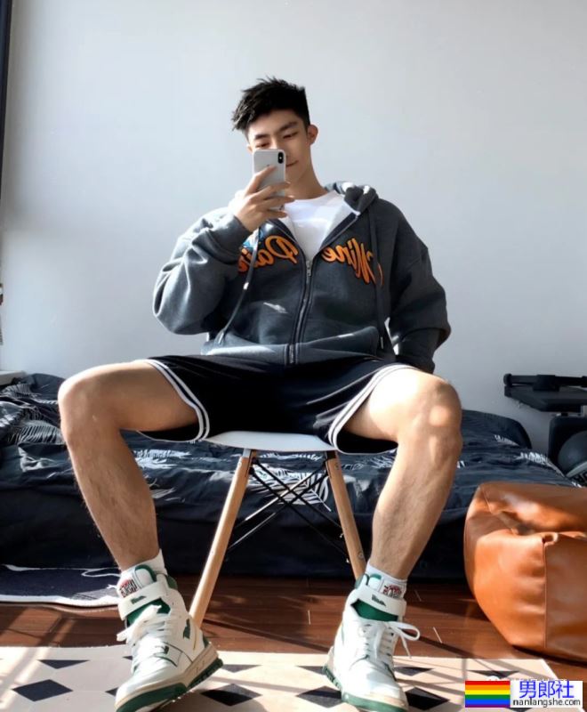 成都短发小哥对镜自拍，这枚体育生长得太耐看了 - 51虹马