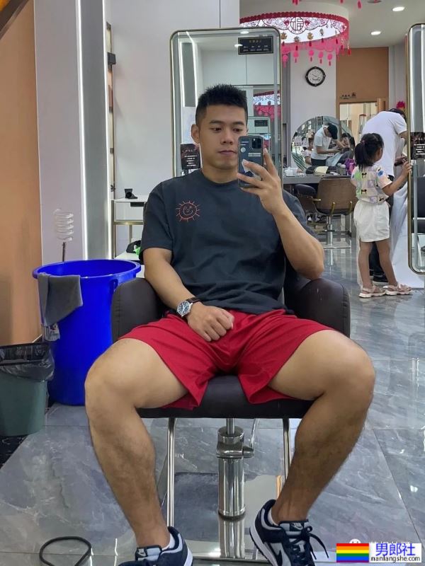 贵州的肌肉警察小哥哥，鼻子也太大了 - 51虹马