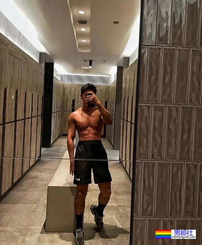 更衣室抓拍黑皮的体育生长得太帅，穿的太少了 - 51虹马
