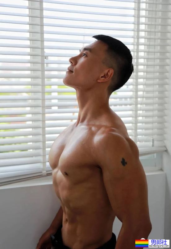 穿超短裤的寸头黑皮运动男，大长腿风采太可了 - 51虹马