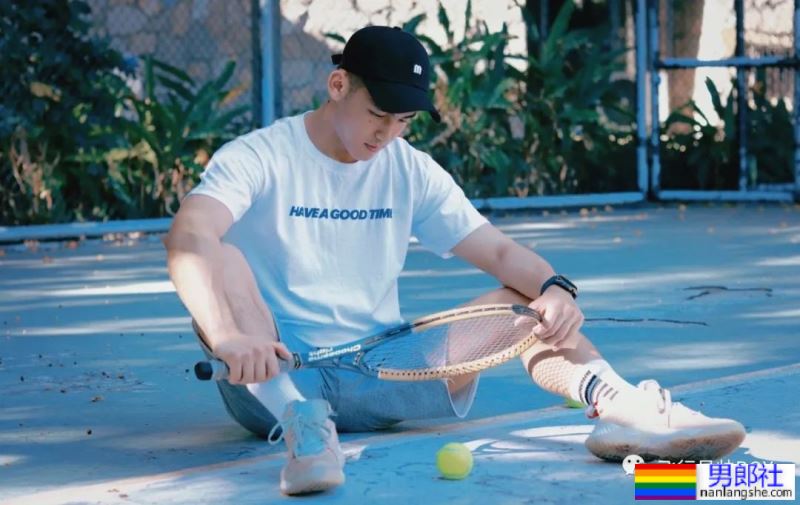 穿灰裤子的网球帅哥，也太让人喜欢了吧！ - 51虹马