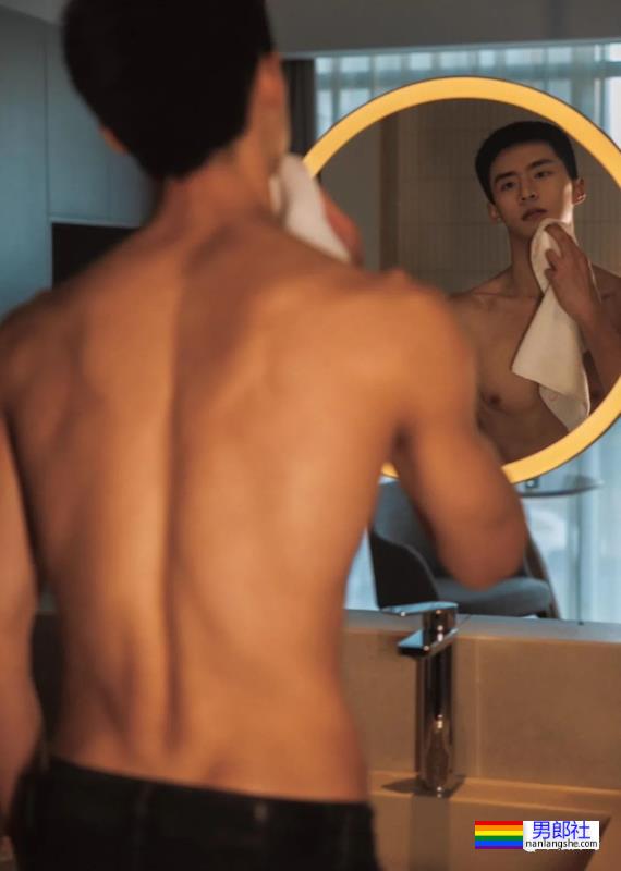 最近超火的抖音男神王京杨，床上腹肌照绝了 - 51虹马