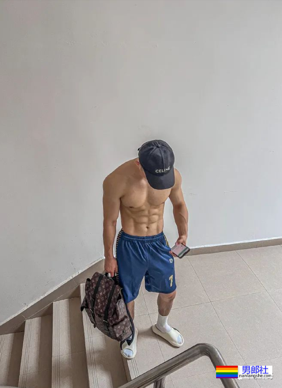 重庆最帅协警黄诗禹的小腹肌，你看过吗？ - 51虹马