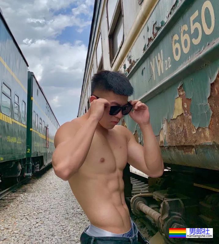 泳池穿紧身泳裤的肌肉壮男，这实力藏不住了 - 51虹马