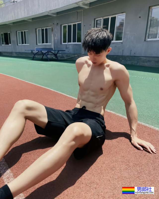 更衣室抓拍黑皮的体育生长得太帅，穿的太少了 - 51虹马