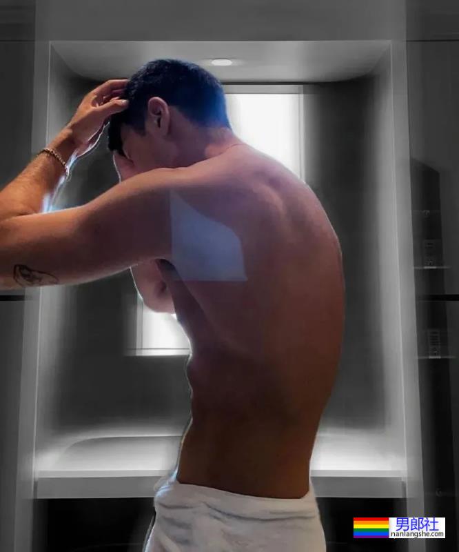 更衣室抓拍黑皮的体育生长得太帅，穿的太少了 - 51虹马