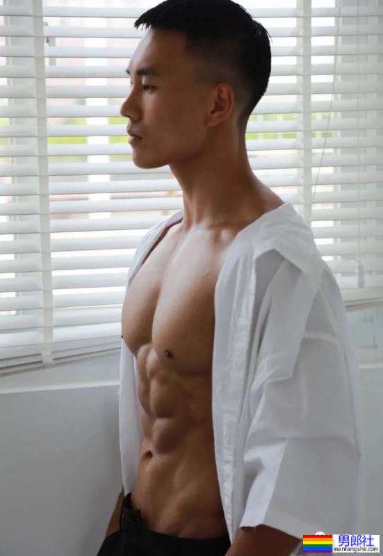 穿超短裤的寸头黑皮运动男，大长腿风采太可了 - 51虹马