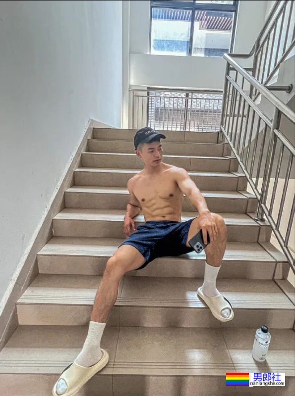 重庆最帅协警黄诗禹的小腹肌，你看过吗？ - 51虹马