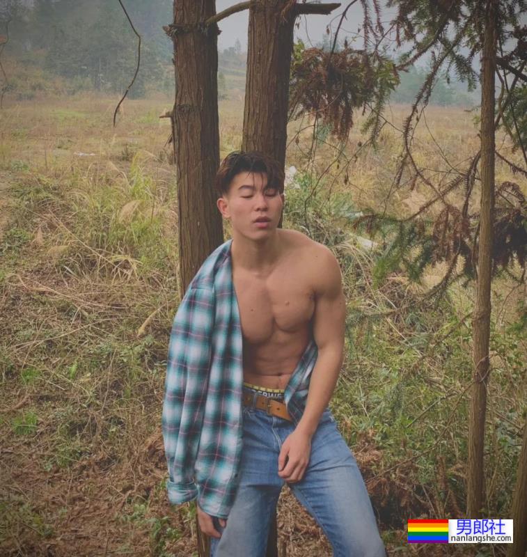 泳池穿紧身泳裤的肌肉壮男，这实力藏不住了 - 51虹马