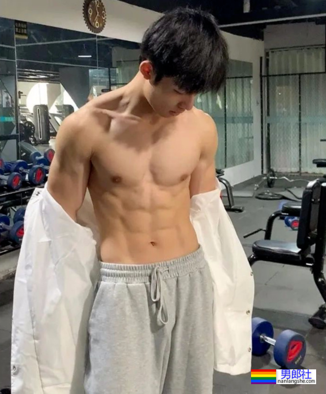 更衣室抓拍黑皮的体育生长得太帅，穿的太少了 - 51虹马