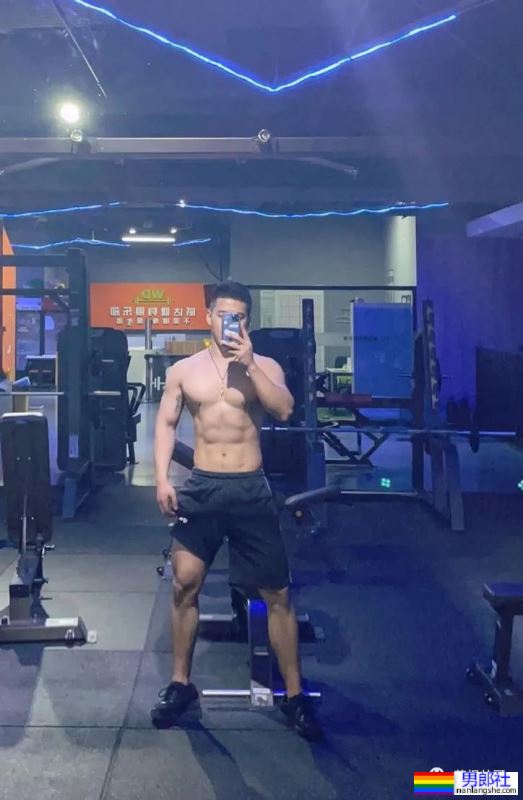 贵州的肌肉警察小哥哥，鼻子也太大了 - 51虹马