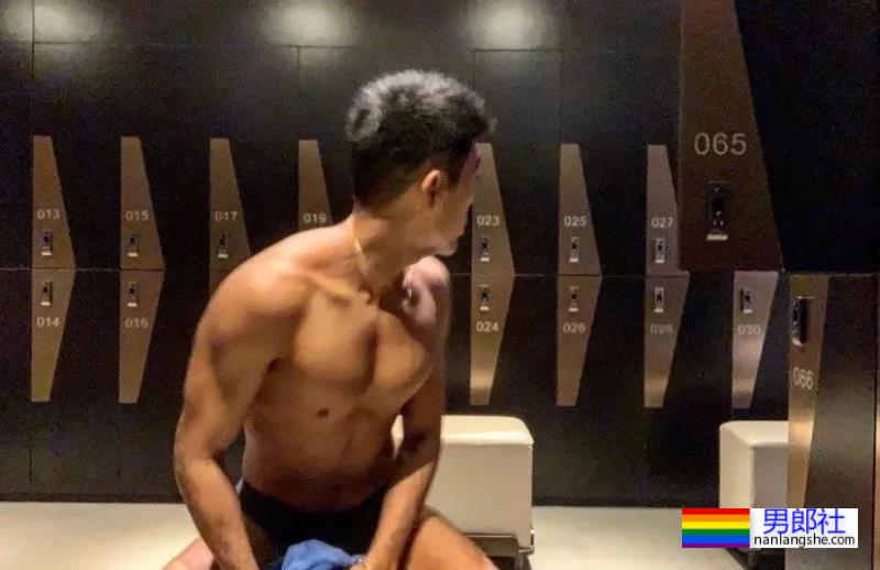 更衣室抓拍黑皮的体育生长得太帅，穿的太少了 - 51虹马