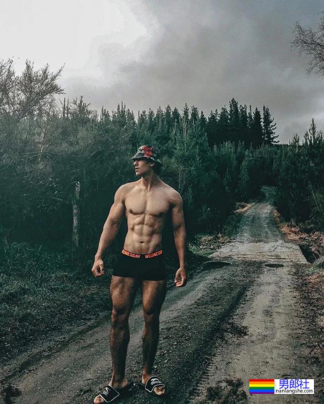 22岁农夫小哥爆红推特，网友：赶紧把衣服穿好了！ - 51虹马