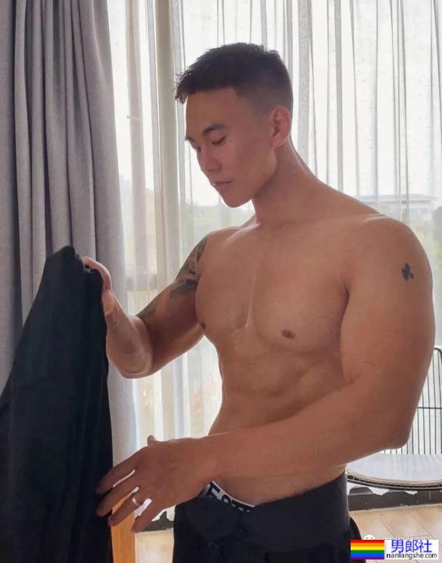 穿超短裤的寸头黑皮运动男，大长腿风采太可了 - 51虹马