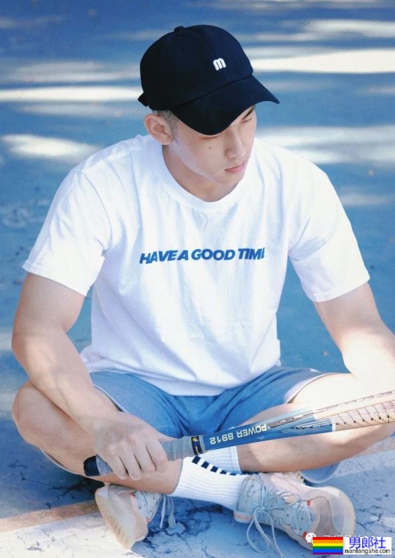 穿灰裤子的网球帅哥，也太让人喜欢了吧！ - 51虹马