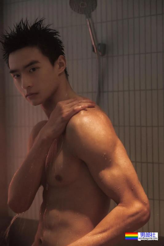 最近超火的抖音男神王京杨，床上腹肌照绝了 - 51虹马