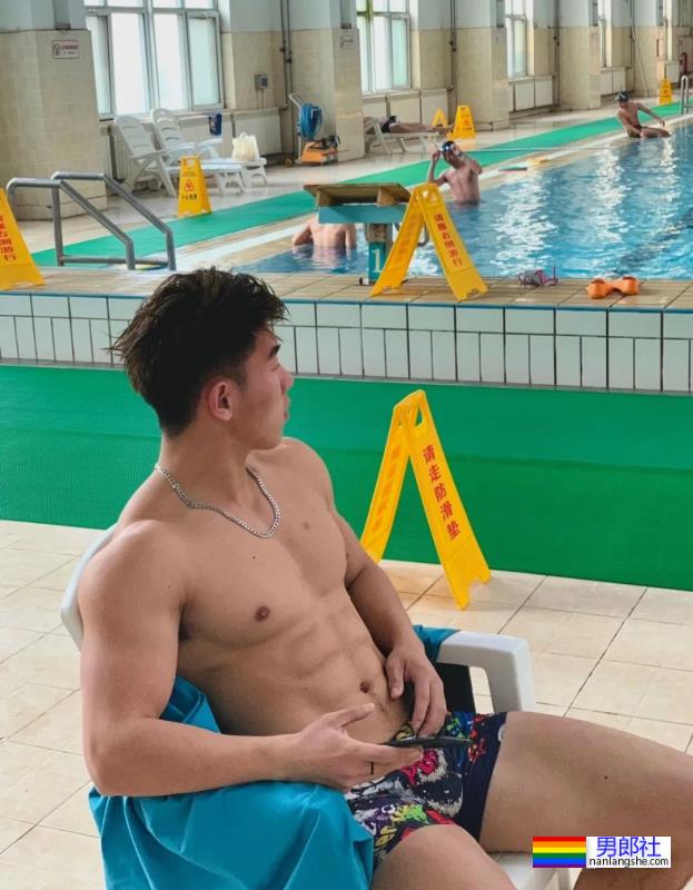 泳池穿紧身泳裤的肌肉壮男，这实力藏不住了 - 51虹马