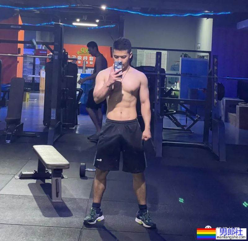 贵州的肌肉警察小哥哥，鼻子也太大了 - 51虹马