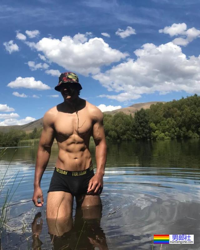 22岁农夫小哥爆红推特，网友：赶紧把衣服穿好了！ - 51虹马