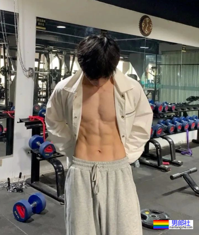 更衣室抓拍黑皮的体育生长得太帅，穿的太少了 - 51虹马