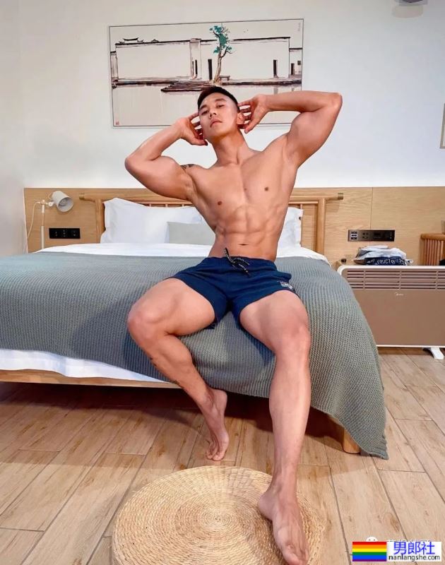 穿超短裤的寸头黑皮运动男，大长腿风采太可了 - 51虹马