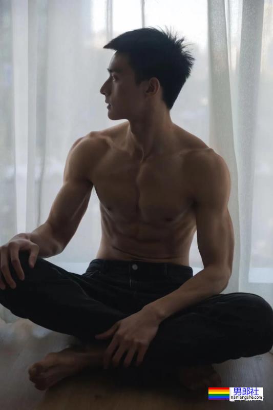 最近超火的抖音男神王京杨，床上腹肌照绝了 - 51虹马