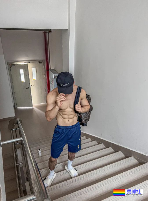 重庆最帅协警黄诗禹的小腹肌，你看过吗？ - 51虹马