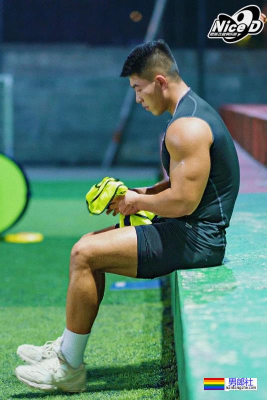 泳池穿紧身泳裤的肌肉壮男，这实力藏不住了 - 51虹马