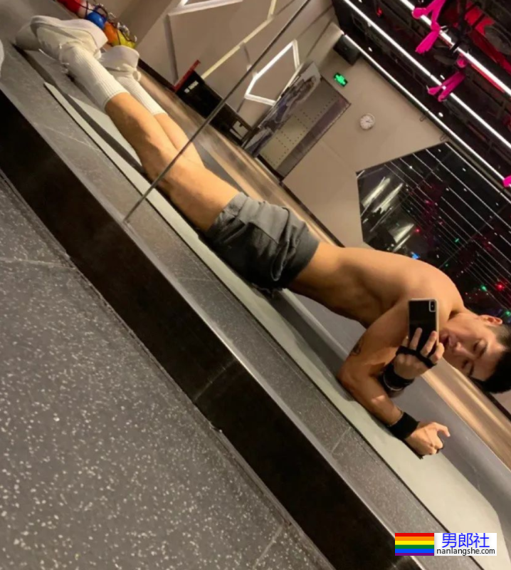 更衣室抓拍黑皮的体育生长得太帅，穿的太少了 - 51虹马