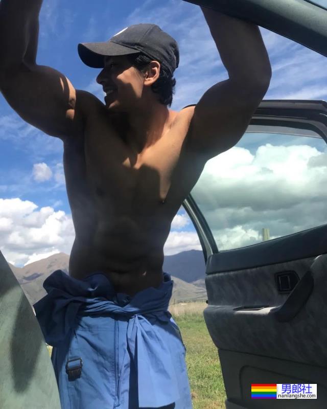 22岁农夫小哥爆红推特，网友：赶紧把衣服穿好了！ - 51虹马