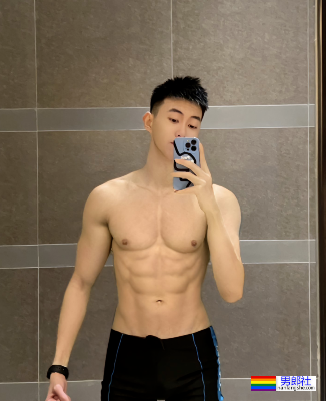 更衣室抓拍黑皮的体育生长得太帅，穿的太少了 - 51虹马