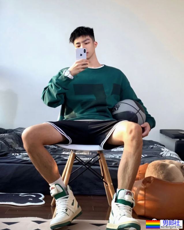 成都短发小哥对镜自拍，这枚体育生长得太耐看了 - 51虹马