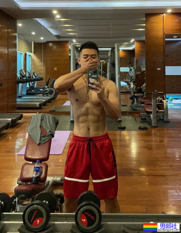 贵州的肌肉警察小哥哥，鼻子也太大了 - 51虹马