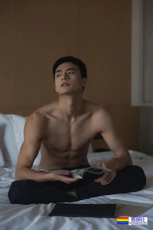 最近超火的抖音男神王京杨，床上腹肌照绝了 - 51虹马